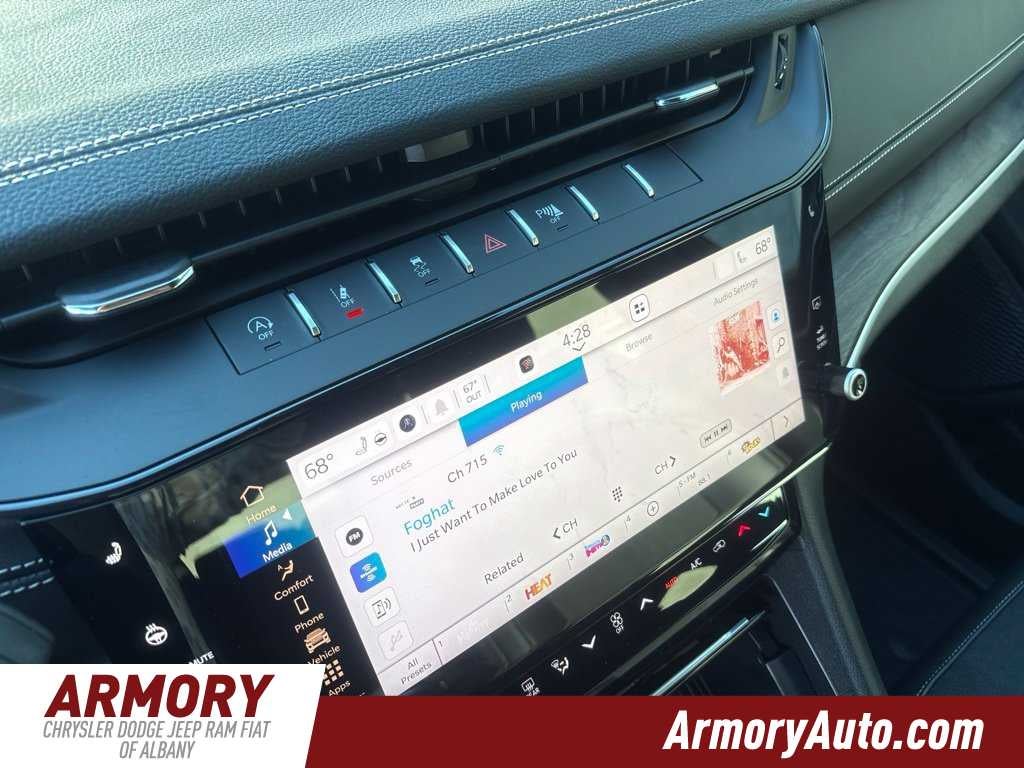 2027 Jeep Grand Cherokee Laredo Altitude