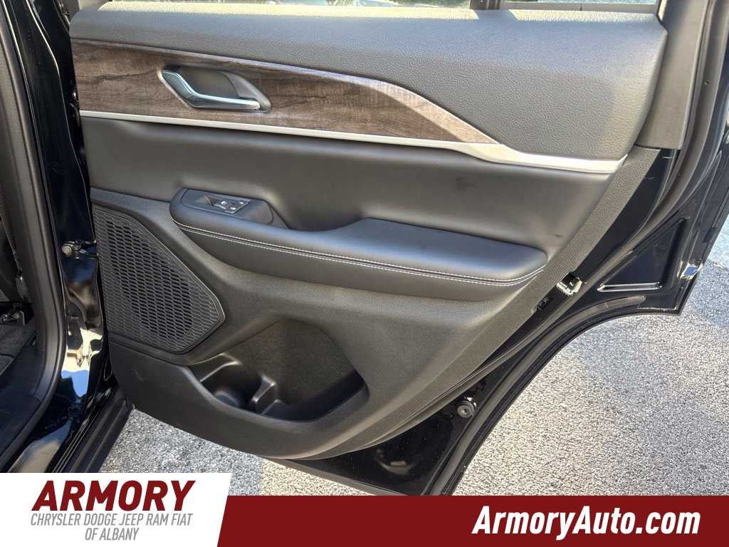 2027 Jeep Grand Cherokee Laredo Altitude