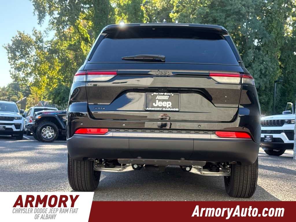 2027 Jeep Grand Cherokee Laredo Altitude
