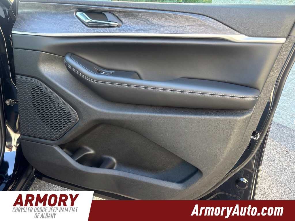 2027 Jeep Grand Cherokee Laredo Altitude