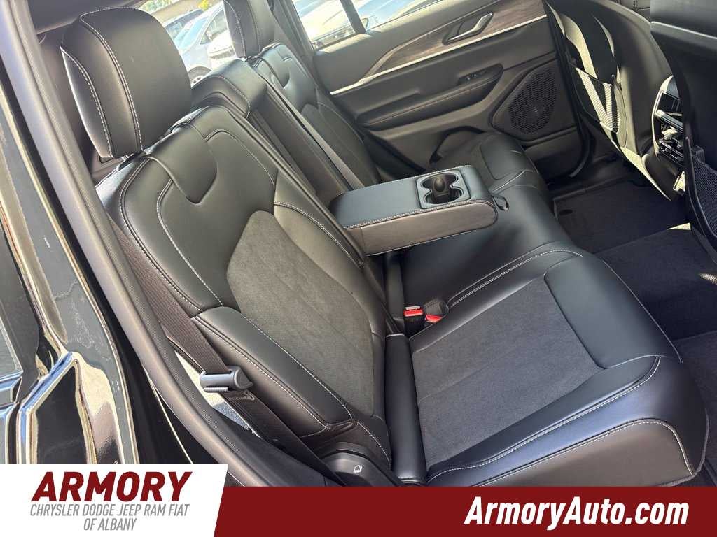 2027 Jeep Grand Cherokee Laredo Altitude