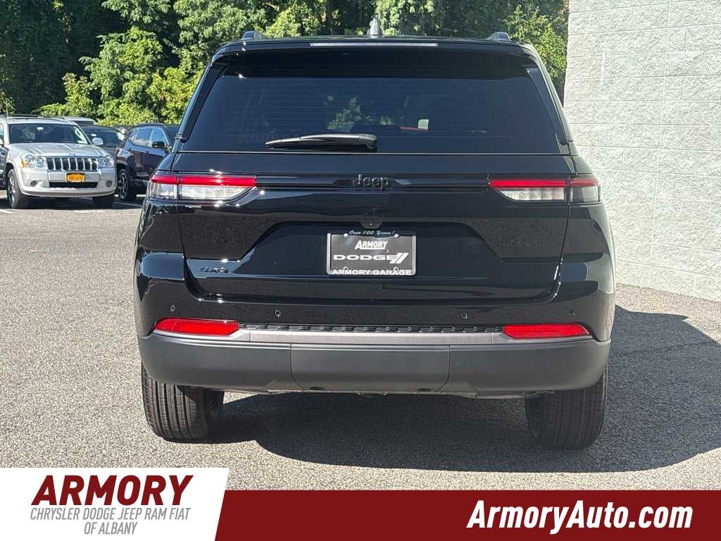 2027 Jeep Grand Cherokee Laredo Altitude