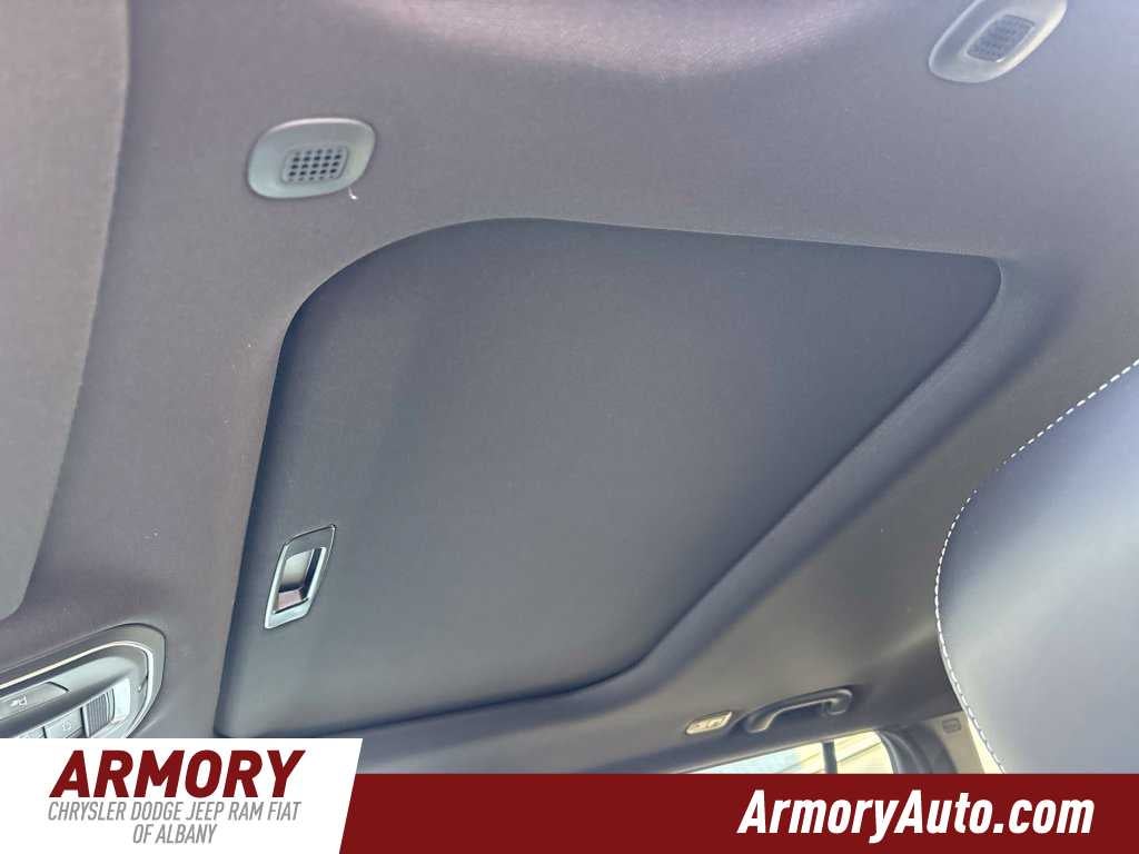 2027 Jeep Grand Cherokee Laredo Altitude