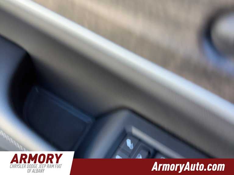2027 Jeep Grand Cherokee Laredo Altitude