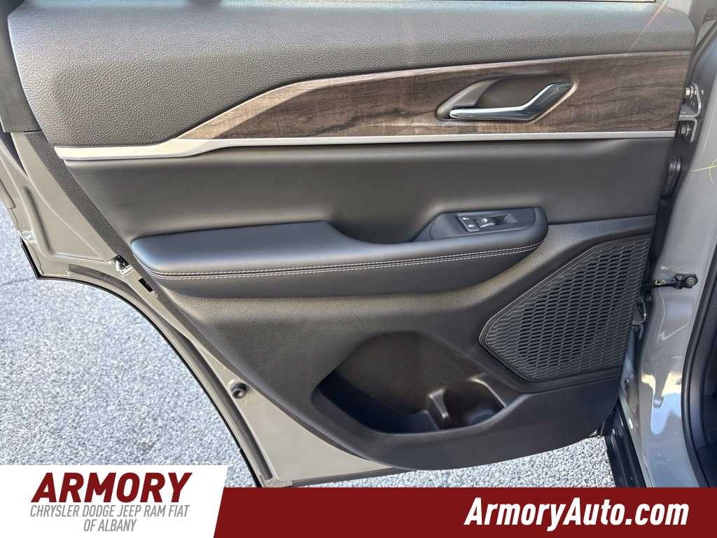 2027 Jeep Grand Cherokee Laredo Altitude