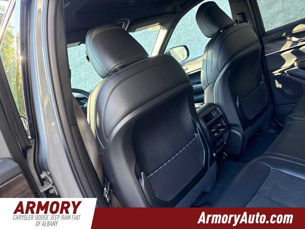2027 Jeep Grand Cherokee Laredo Altitude
