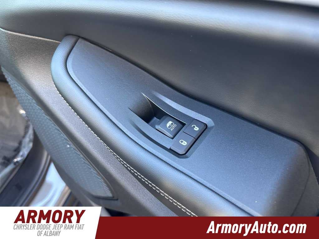 2027 Jeep Grand Cherokee Laredo Altitude