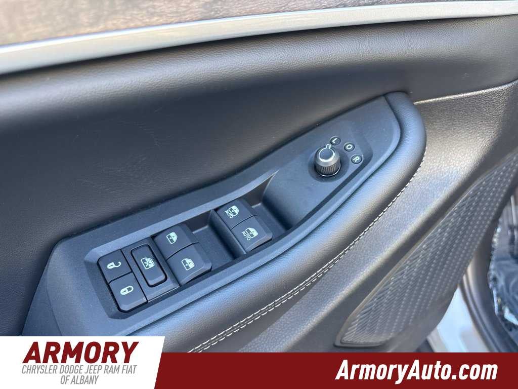 2027 Jeep Grand Cherokee Laredo Altitude