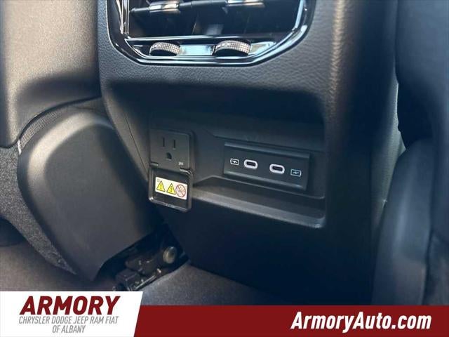 2027 Jeep Grand Cherokee Laredo Altitude
