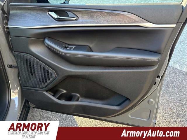 2027 Jeep Grand Cherokee Laredo Altitude
