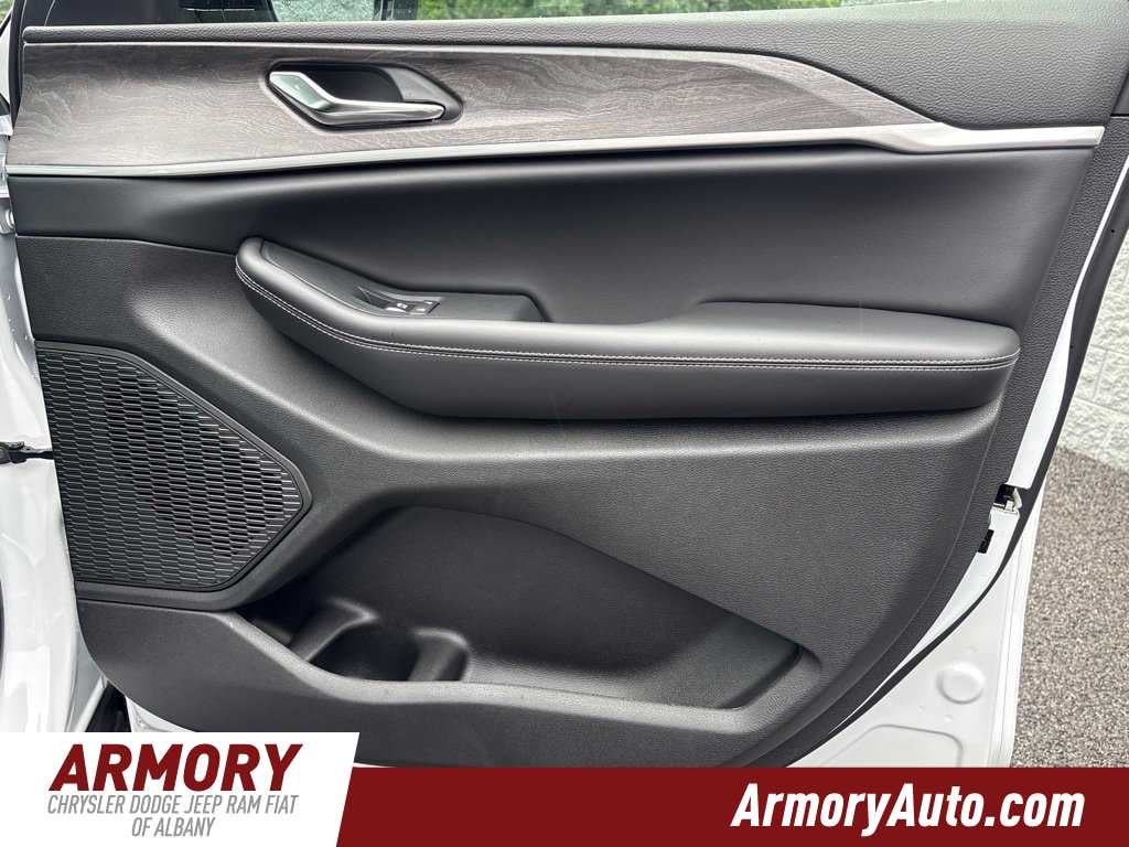 2027 Jeep Grand Cherokee L Laredo Altitude