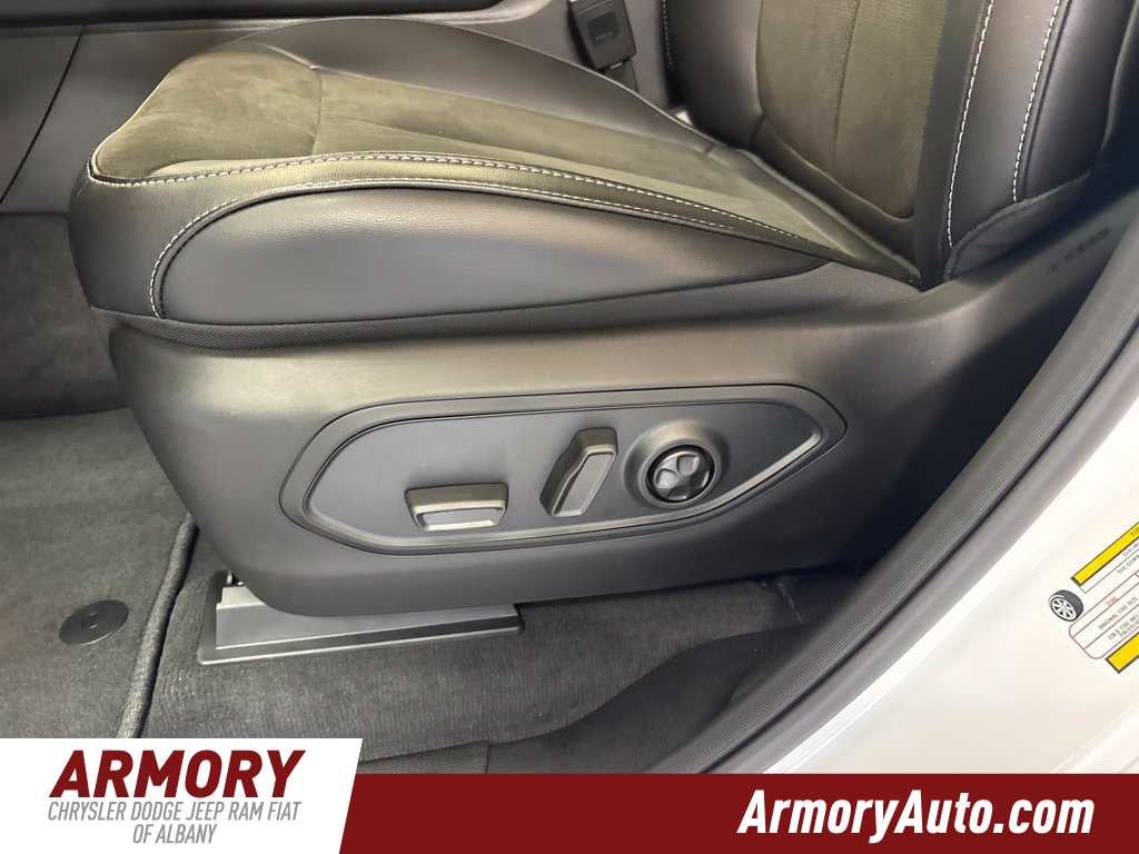 2027 Jeep Grand Cherokee Laredo Altitude