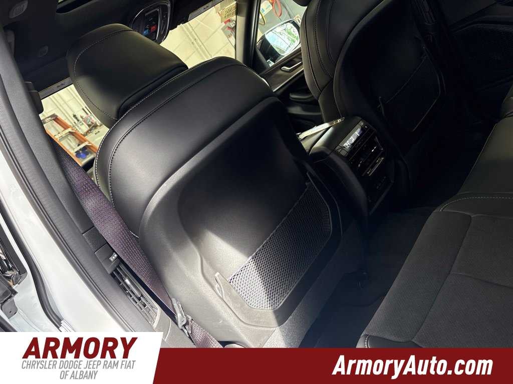 2027 Jeep Grand Cherokee Laredo Altitude