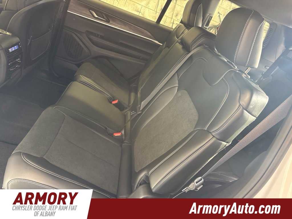 2027 Jeep Grand Cherokee Laredo Altitude