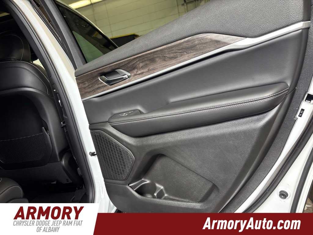 2027 Jeep Grand Cherokee Laredo Altitude