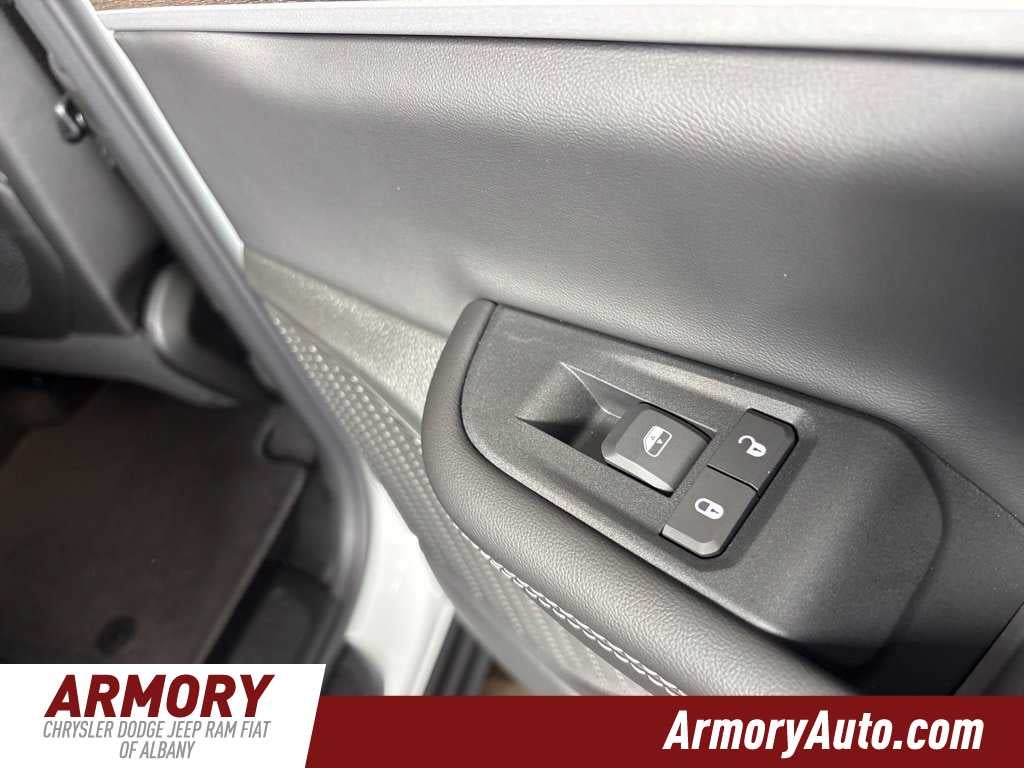 2027 Jeep Grand Cherokee Laredo Altitude
