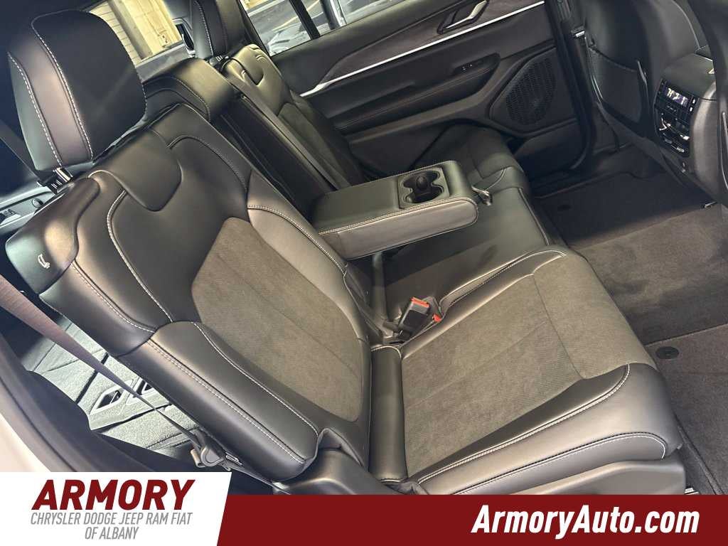 2027 Jeep Grand Cherokee Laredo Altitude