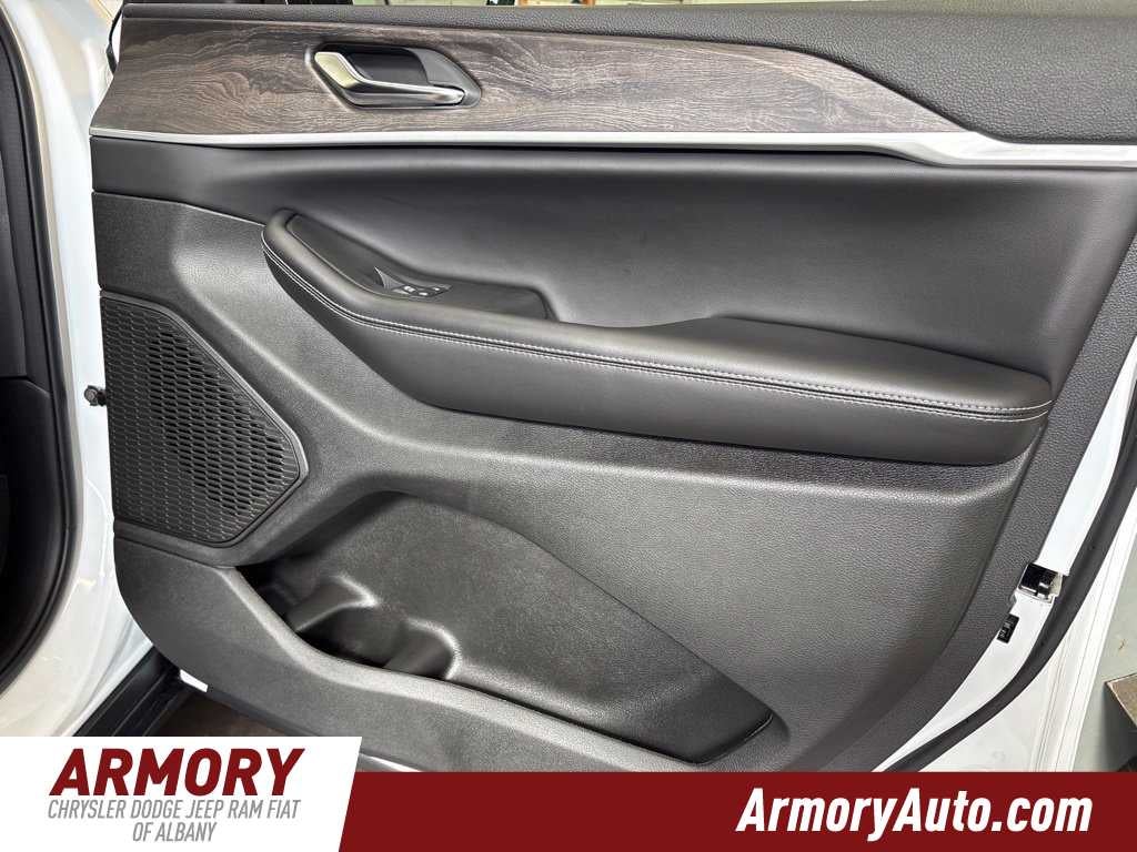 2027 Jeep Grand Cherokee Laredo Altitude