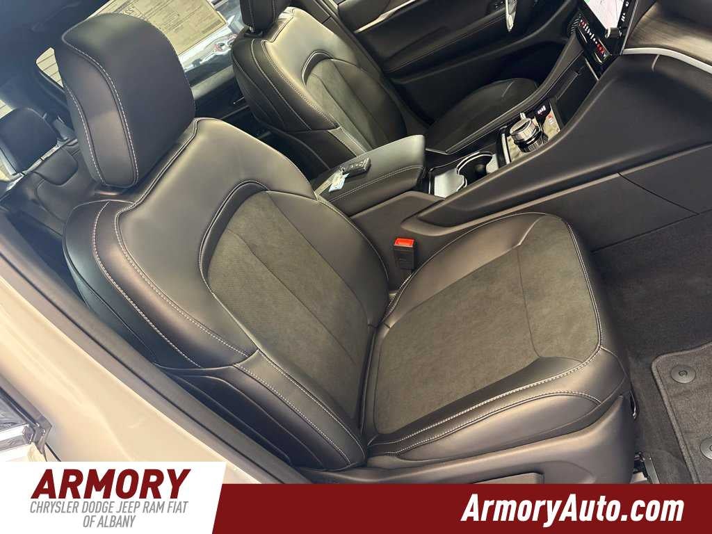 2027 Jeep Grand Cherokee Laredo Altitude