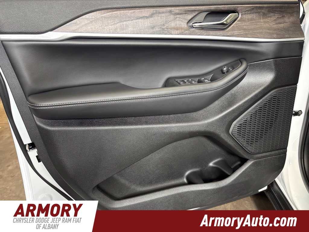 2027 Jeep Grand Cherokee Laredo Altitude