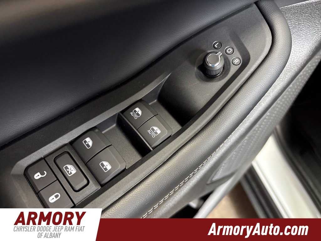 2027 Jeep Grand Cherokee Laredo Altitude