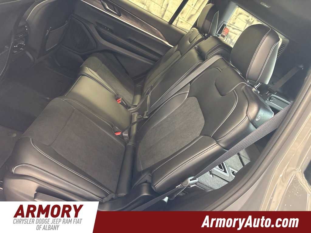 2027 Jeep Grand Cherokee L Laredo Altitude