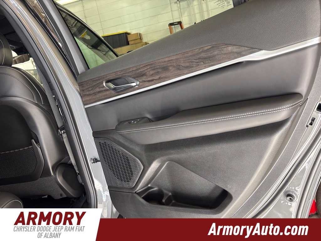 2027 Jeep Grand Cherokee L Laredo Altitude