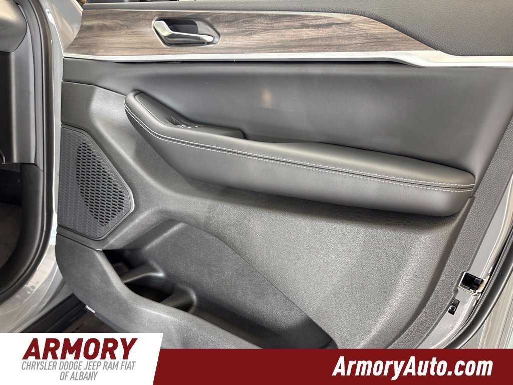 2027 Jeep Grand Cherokee L Laredo Altitude