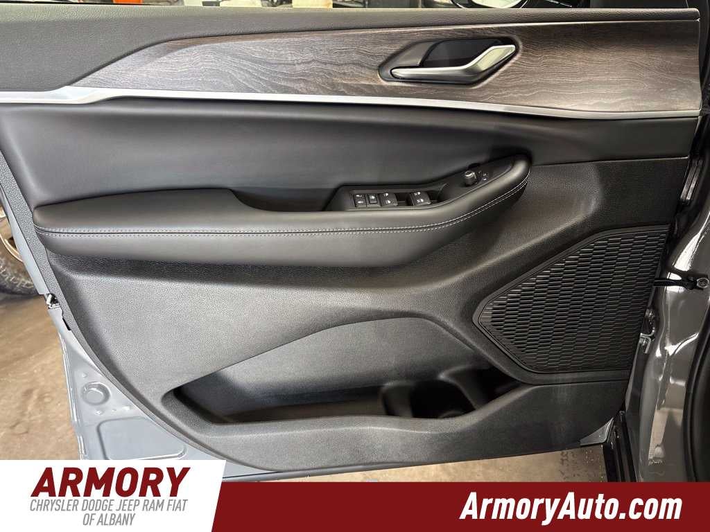 2027 Jeep Grand Cherokee L Laredo Altitude