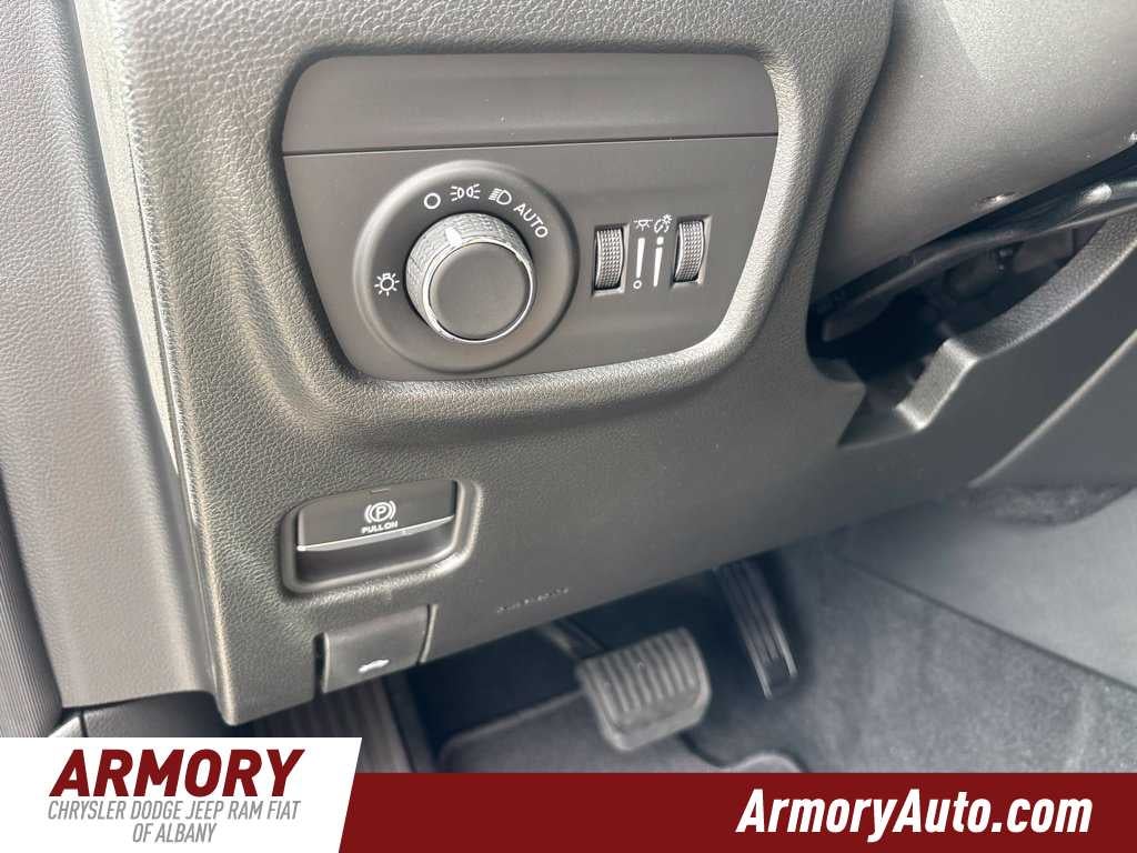 2027 Jeep Grand Cherokee L Laredo Altitude