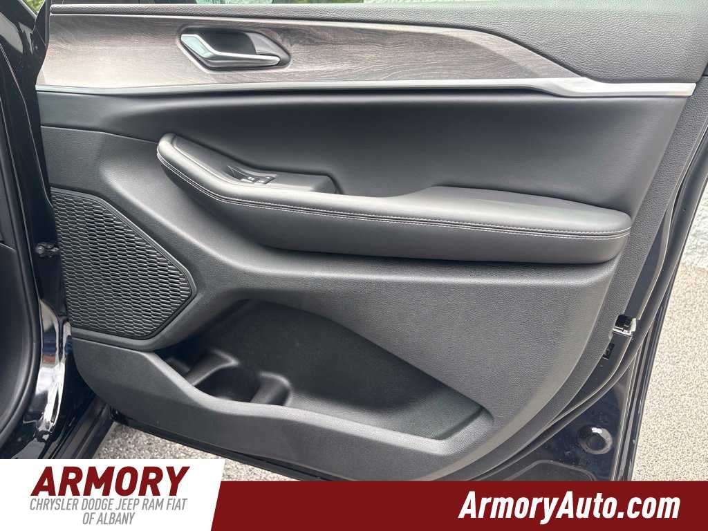 2027 Jeep Grand Cherokee L Laredo Altitude