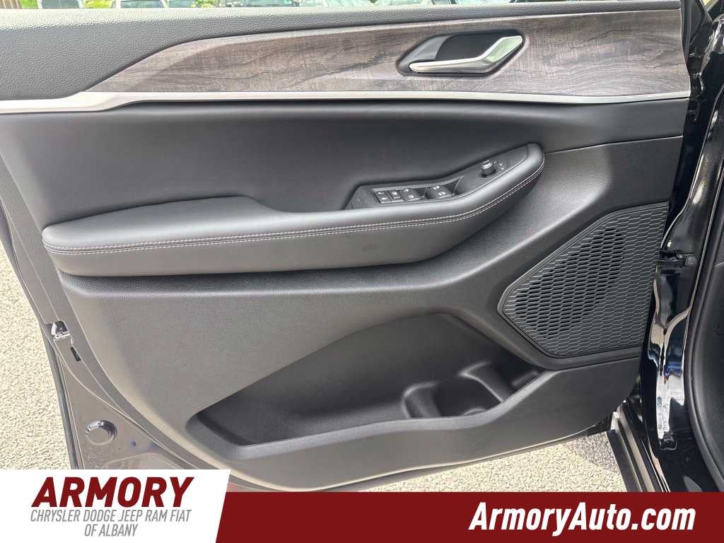2027 Jeep Grand Cherokee L Laredo Altitude
